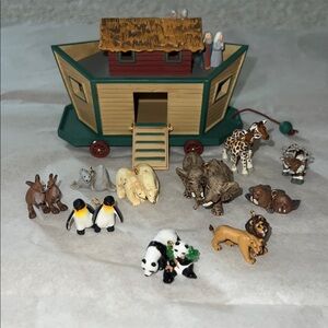Vintage Hallmark Noah's Ark & Animals Complete Ornament set. 1994
EC - No boxes